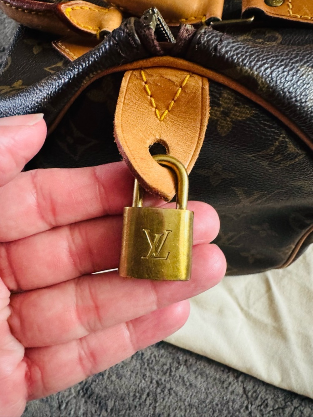 Vintage Louis Vuitton Speedy 25 Monogram – Authentic 1988 - Picture 16 of 17